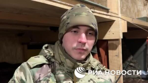 Шеврон с надписью Спаси и сохрани защитил российского морского пехотинца во время атаки дрона в ДНР, пишет РИА Новости - Sputnik Узбекистан