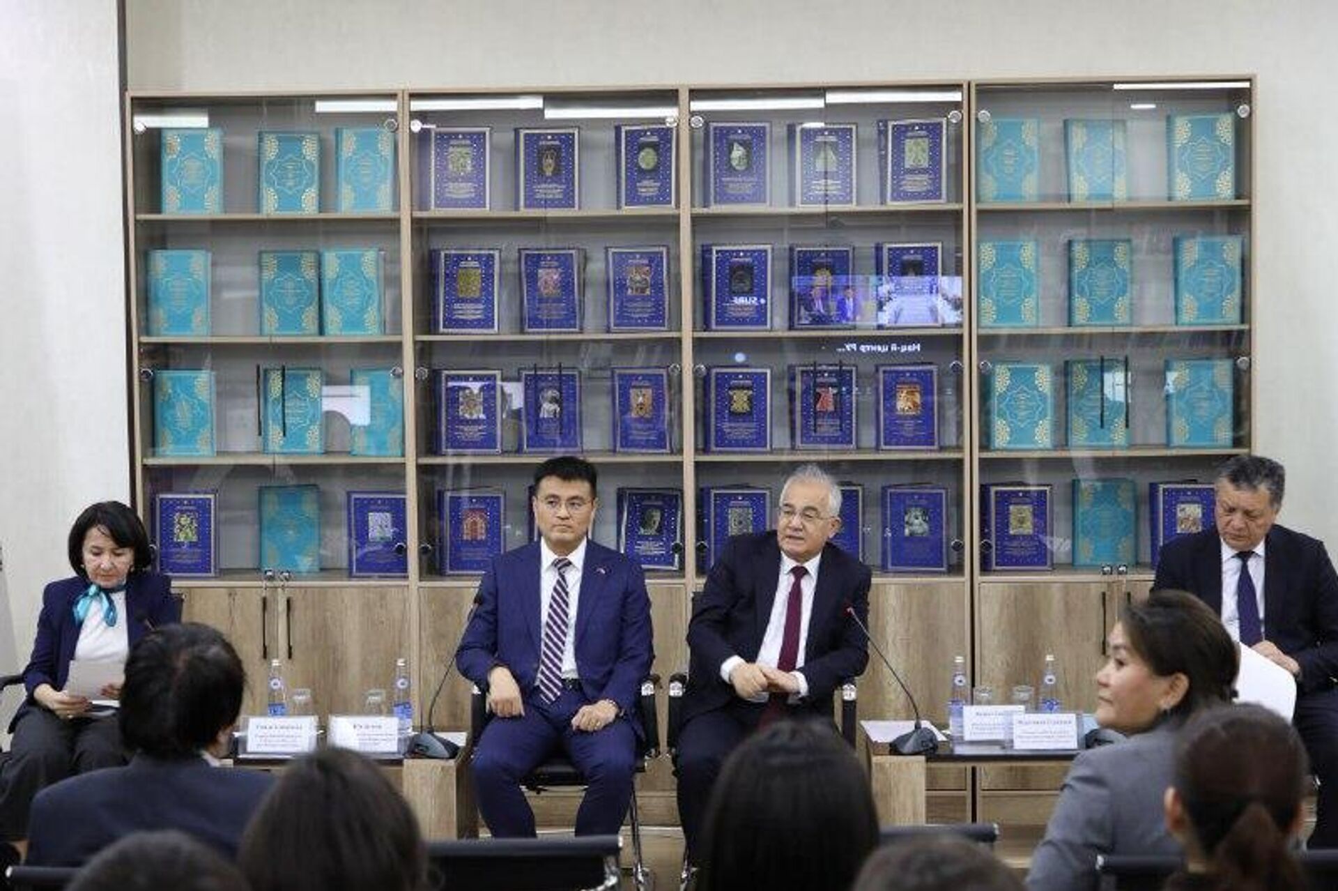 Посольство Китая в Узбекистане передало 800 книг ташкентскому Дому прав человека - Sputnik Узбекистан, 1920, 02.02.2026