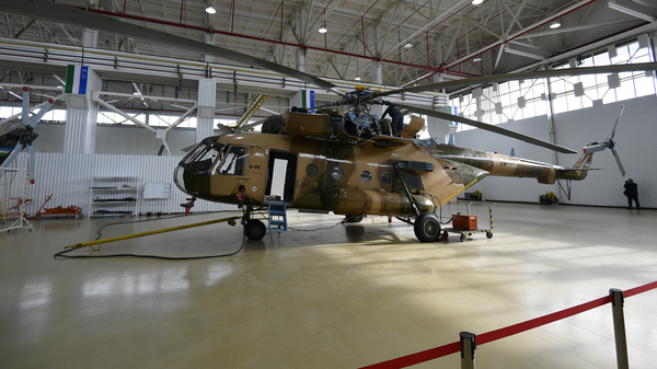 Как ремонтируют самолеты и вертолеты ВВС Минобороны Узбекистана  - Sputnik Узбекистан