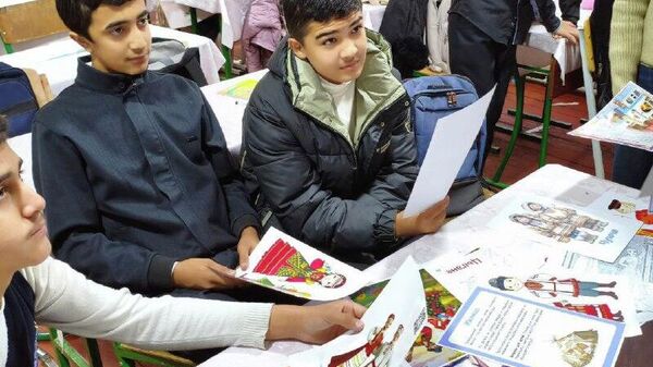 Российский педагог познакомил школьников Карши с культурными традициями народов России и Узбекистана - Sputnik Узбекистан