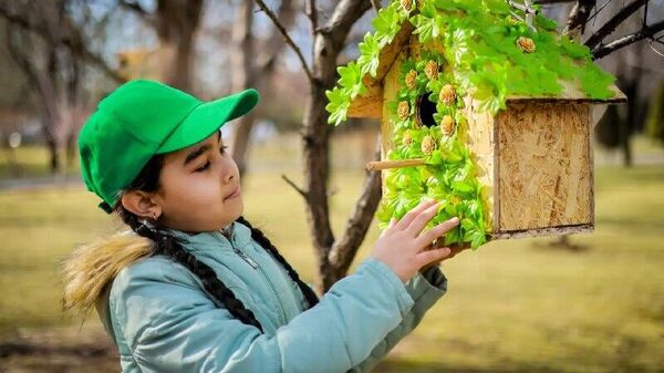 На Аллее литераторов в Ташкенте установили скворечники и раздали корм - Sputnik Узбекистан