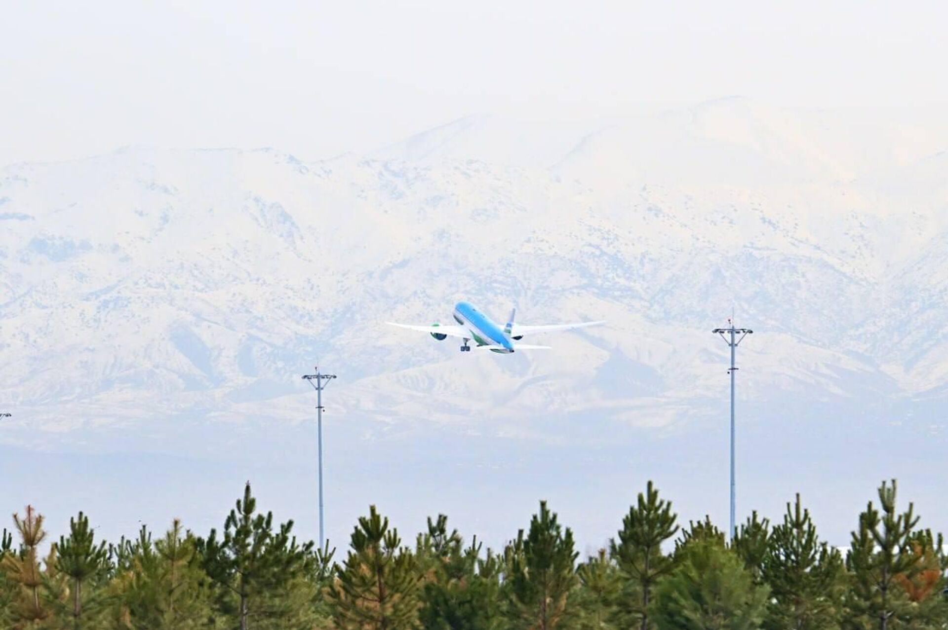 Шавкат Мирзиёев отбыл в Пакистан - Sputnik Узбекистан, 1920, 05.02.2026