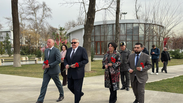 Rossotrudnichestvo huzuridagi Jamoatchilik kengashi vakillari Toshkentdagi G‘alaba bog‘iga tashrif buyurdi - Sputnik O‘zbekiston