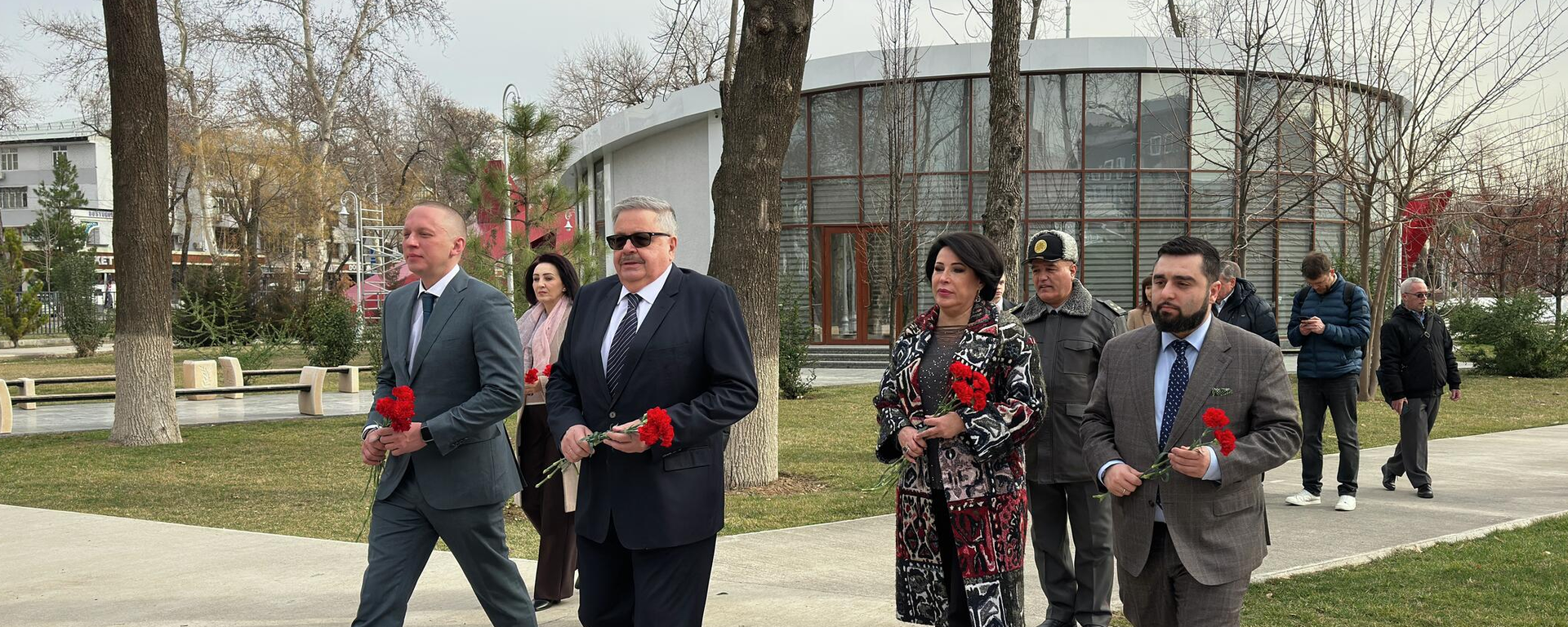 Rossotrudnichestvo huzuridagi Jamoatchilik kengashi vakillari Toshkentdagi G‘alaba bog‘iga tashrif buyurdi - Sputnik O‘zbekiston, 1920, 05.02.2026