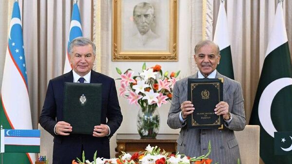 Шавкат Мирзиёев и Шахбаз Шариф подписали Совместную декларацию - Sputnik Узбекистан