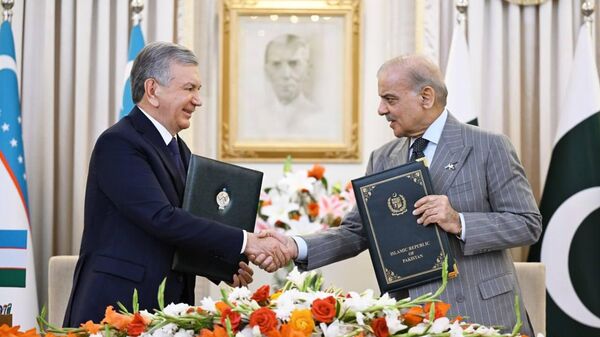 Президент Узбекистана Шавкат Мирзиёев и премьер-министр Пакистана Шахбаз Шариф подписали Совместную декларацию - Sputnik Ўзбекистон