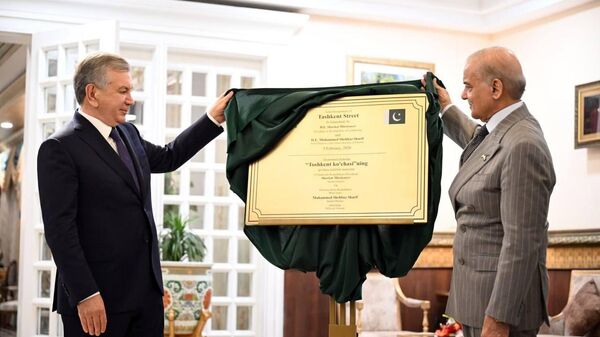 Церемония присвоения одной из улиц Исламабада названия Ташкент, а также имени Захириддина Мухаммада Бабура новому парку.  - Sputnik Ўзбекистон