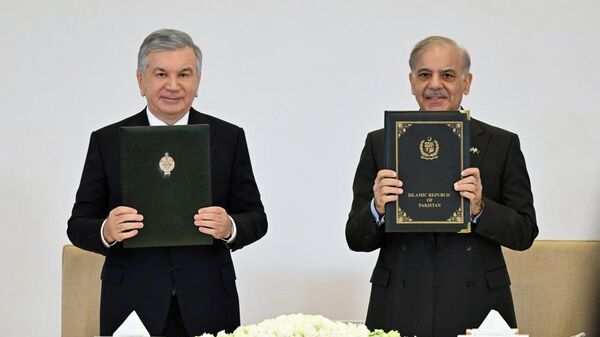 Президент Узбекистана Шавкат Мирзиёев вместе с премьер-министром Пакистана Шахбазом Шарифом принял участие в совместном бизнес-форуме - Sputnik Ўзбекистон