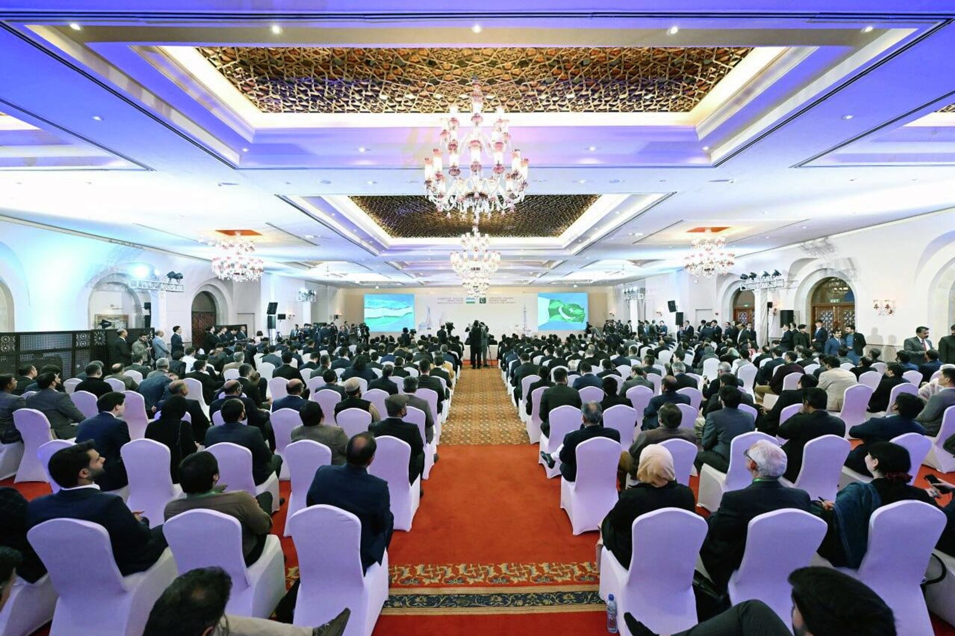 Президент Узбекистана Шавкат Мирзиёев вместе с Премьер-министром Пакистана Шахбазом Шарифом принял участие в совместном бизнес-форуме. - Sputnik Узбекистан, 1920, 06.02.2026