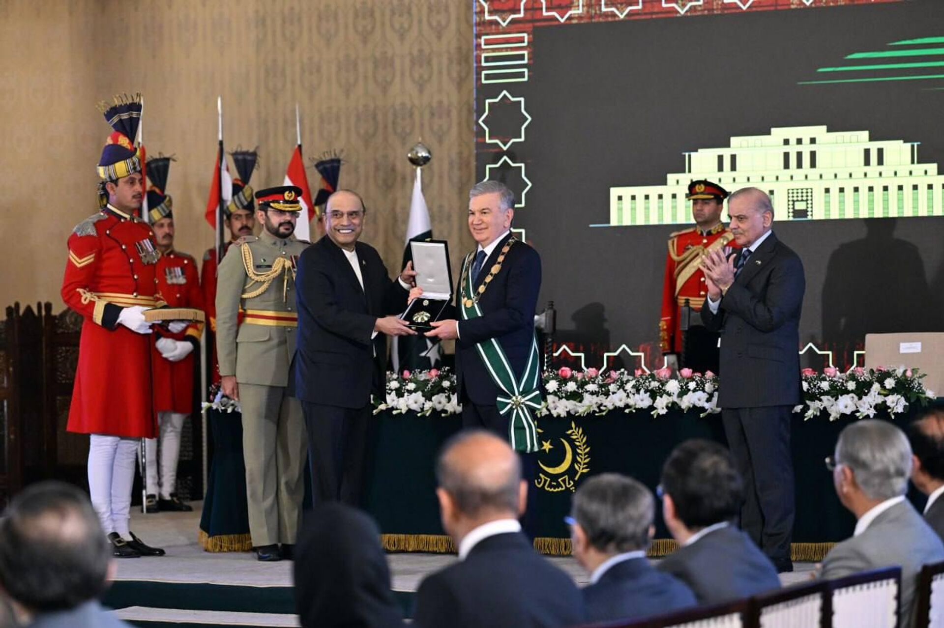 Состоялась церемония вручения президенту Узбекистана Шавкату Мирзиёеву Ордена Нишан-е-Пакистан.  - Sputnik Узбекистан, 1920, 06.02.2026