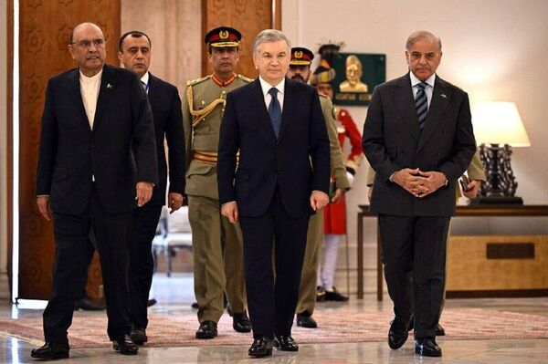 Государственный визит Шавката Мирзиёева в Пакистан завершился - Sputnik Узбекистан