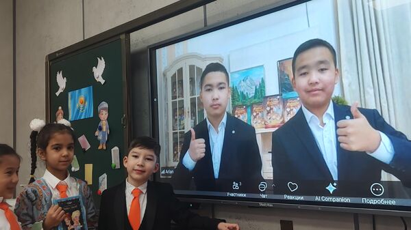 В Самарканде прошла встреча школьников с юными писателями из Казахстана. - Sputnik Узбекистан