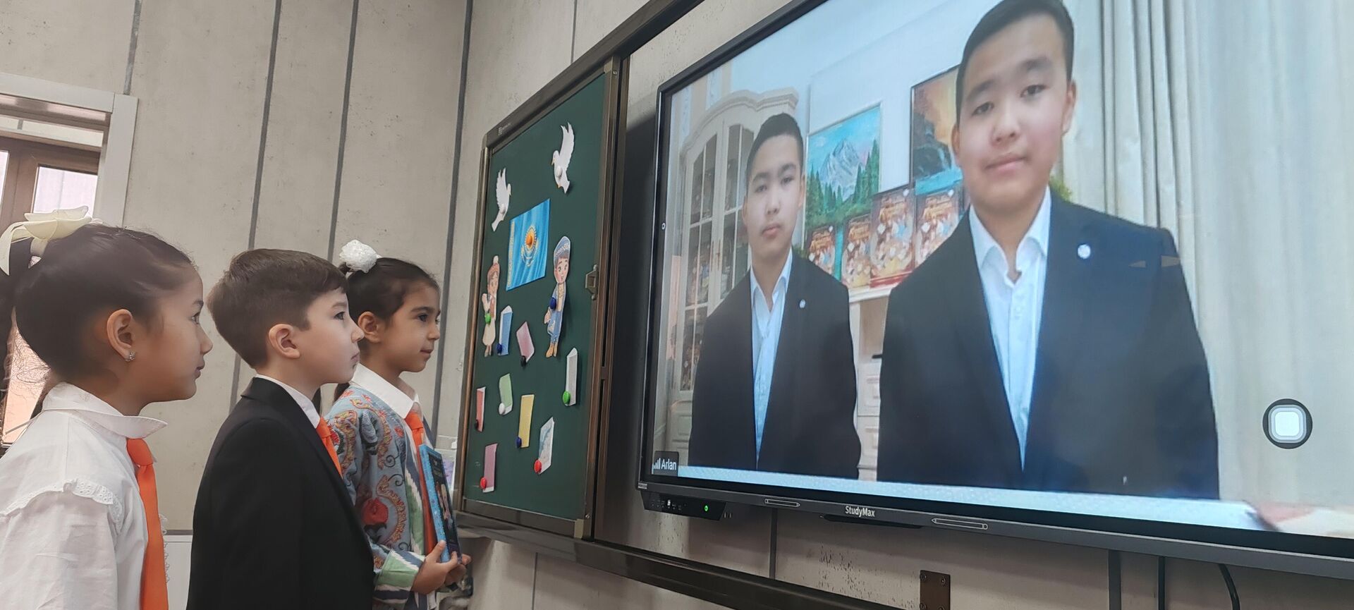 В Самарканде прошла встреча школьников с юными писателями из Казахстана. - Sputnik Узбекистан, 1920, 06.02.2026