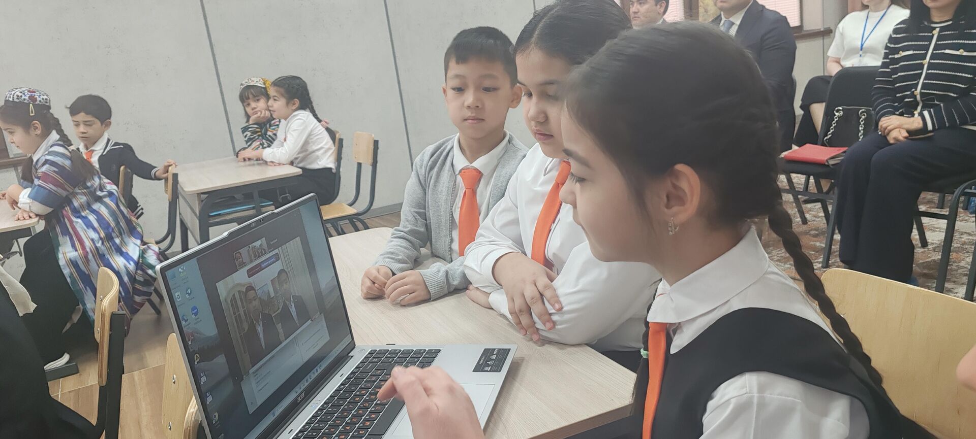 В Самарканде прошла встреча школьников с юными писателями из Казахстана. - Sputnik Узбекистан, 1920, 06.02.2026