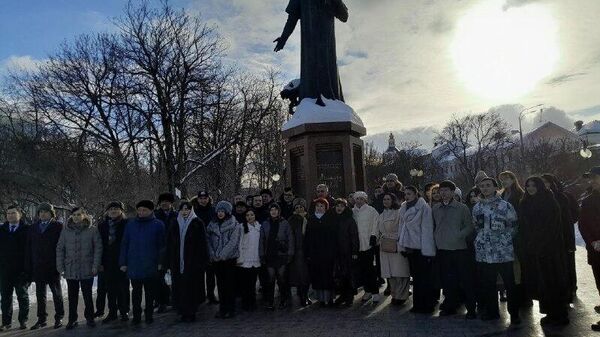 В Москве возложили цветы к памятнику Алишера Навои - Sputnik Узбекистан