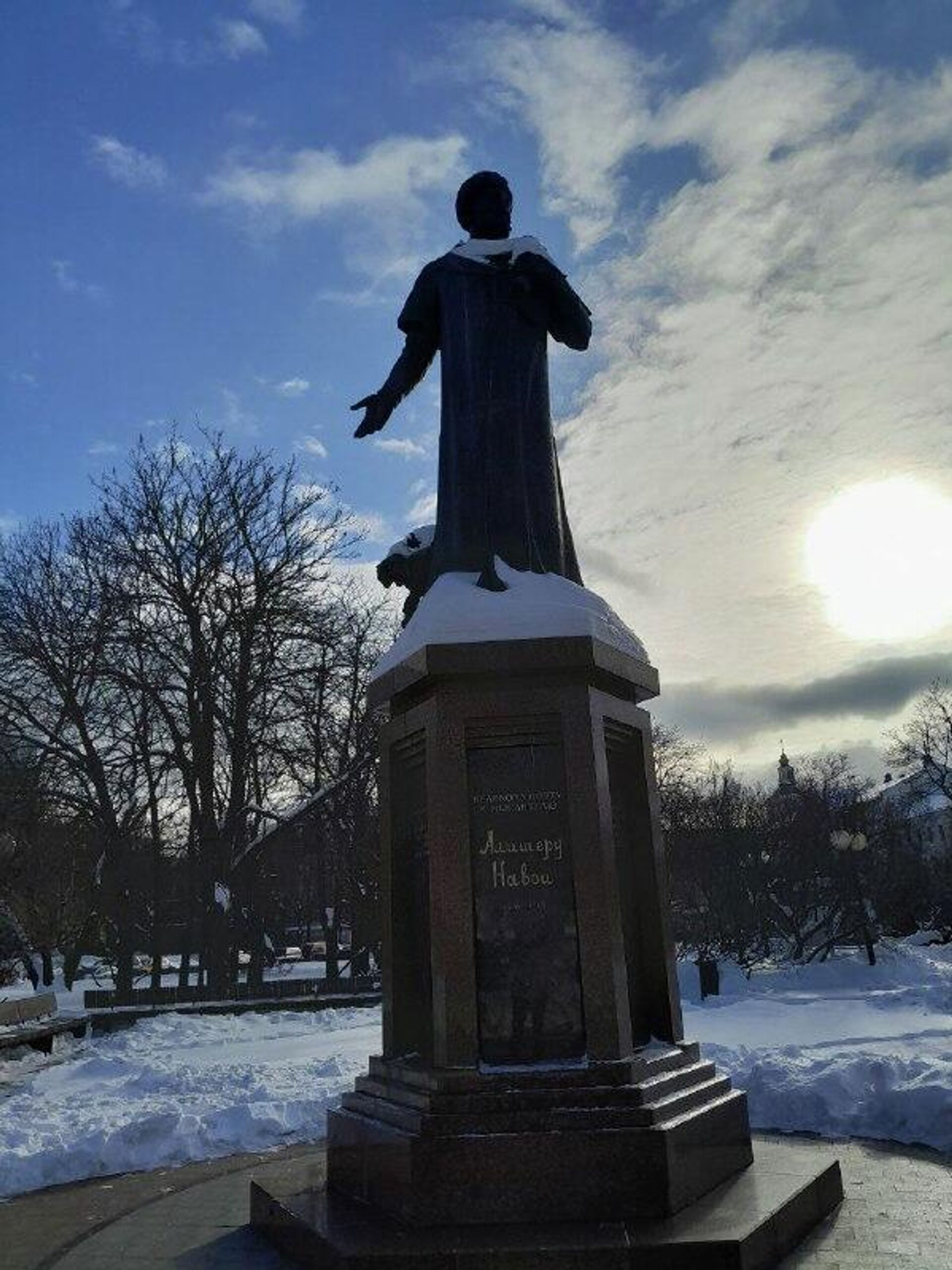 В Москве возложили цветы к памятнику Алишера Навои - Sputnik Узбекистан, 1920, 09.02.2026