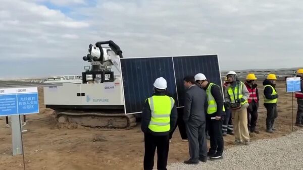 Солнечные панели на строящейся в Навоийской области фотоэлектростанции устанавливают роботы - Sputnik Узбекистан