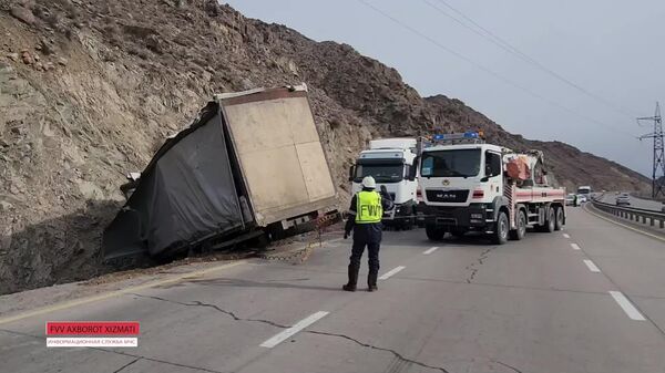 Грузовик съехал в кювет на перевале Камчик, пострадавших нет - Sputnik Узбекистан