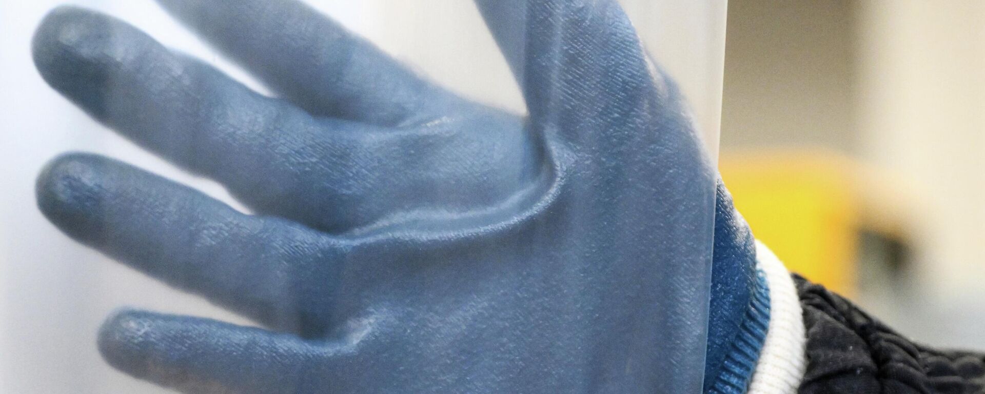 Ученые Академии наук разработали биоразлагаемую рецептуру пленки  - Sputnik Ўзбекистон, 1920, 10.02.2026