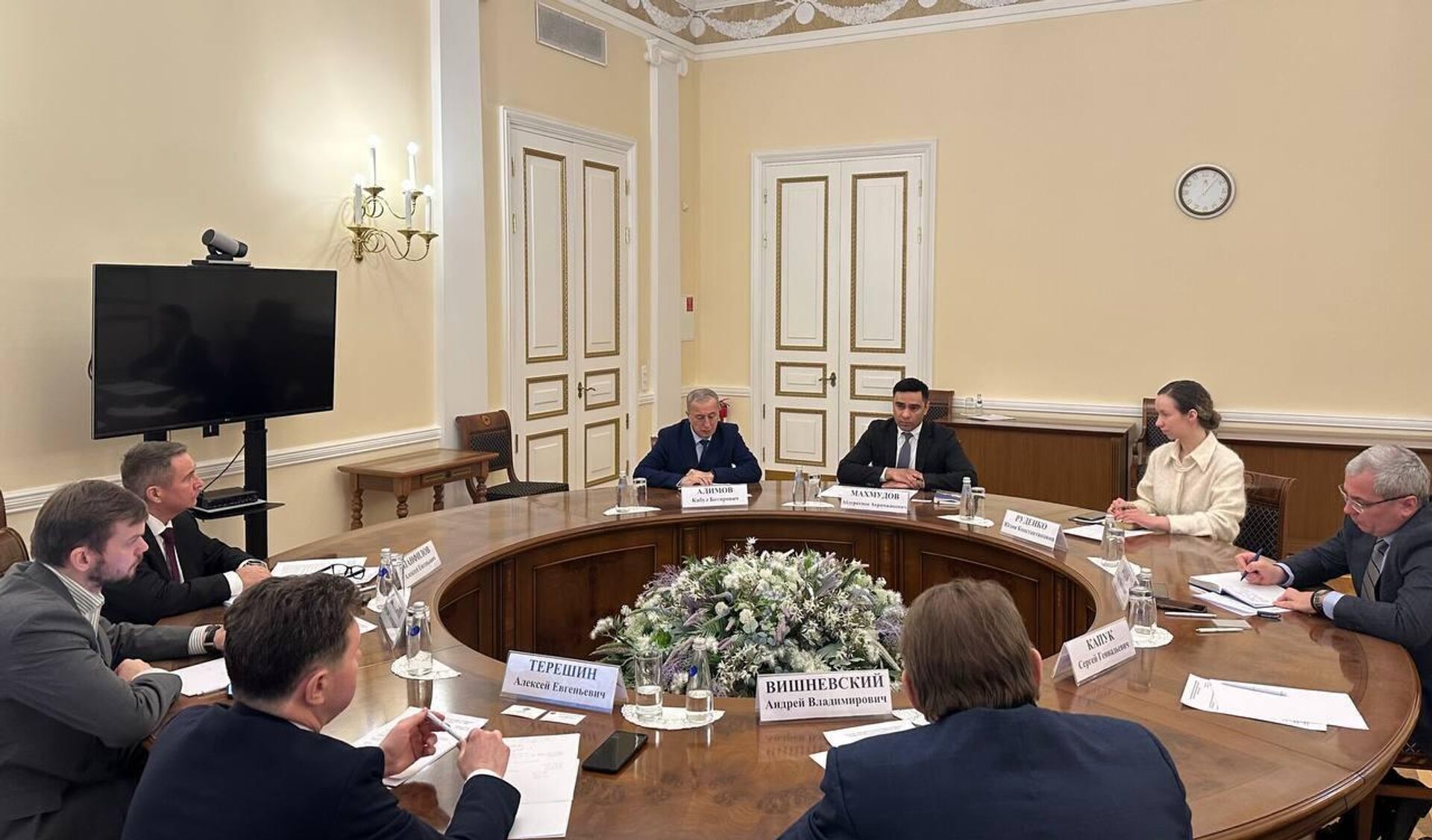 В Смольном состоялась встреча Генконсула Узбекистана в Санкт-Петербурге Абдурахмона Махмудова с профильными петербургскими ИОГВ и учреждениями санаторно-курортного и медицинского туризма.  - Sputnik Узбекистан, 1920, 10.02.2026