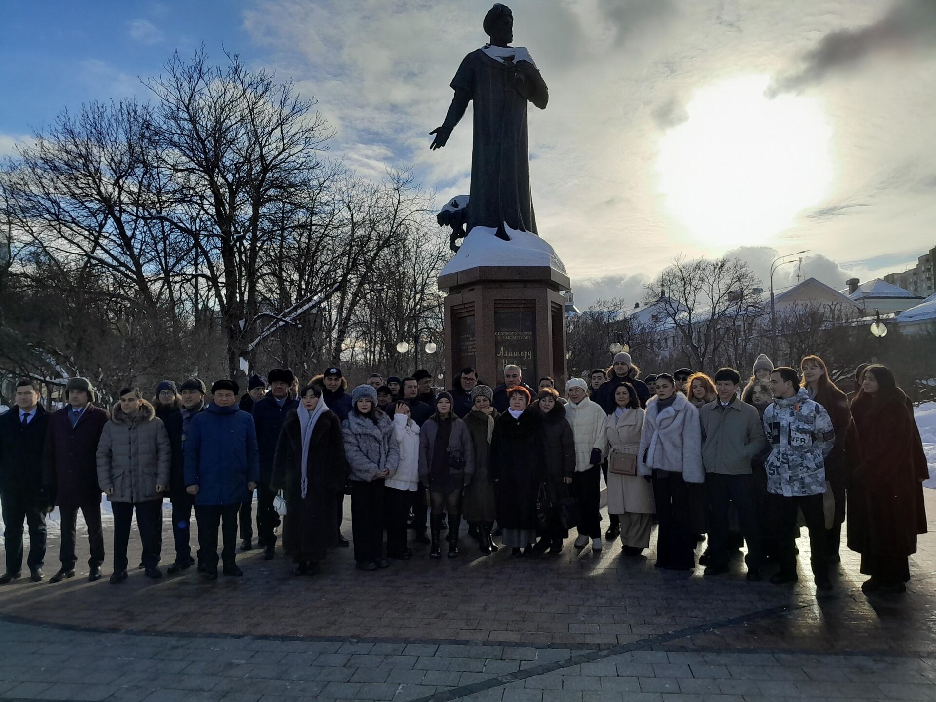 Возложение цветов к подножию памятника Алишеру Навои в центре Москвы - Sputnik Узбекистан, 1920, 10.02.2026