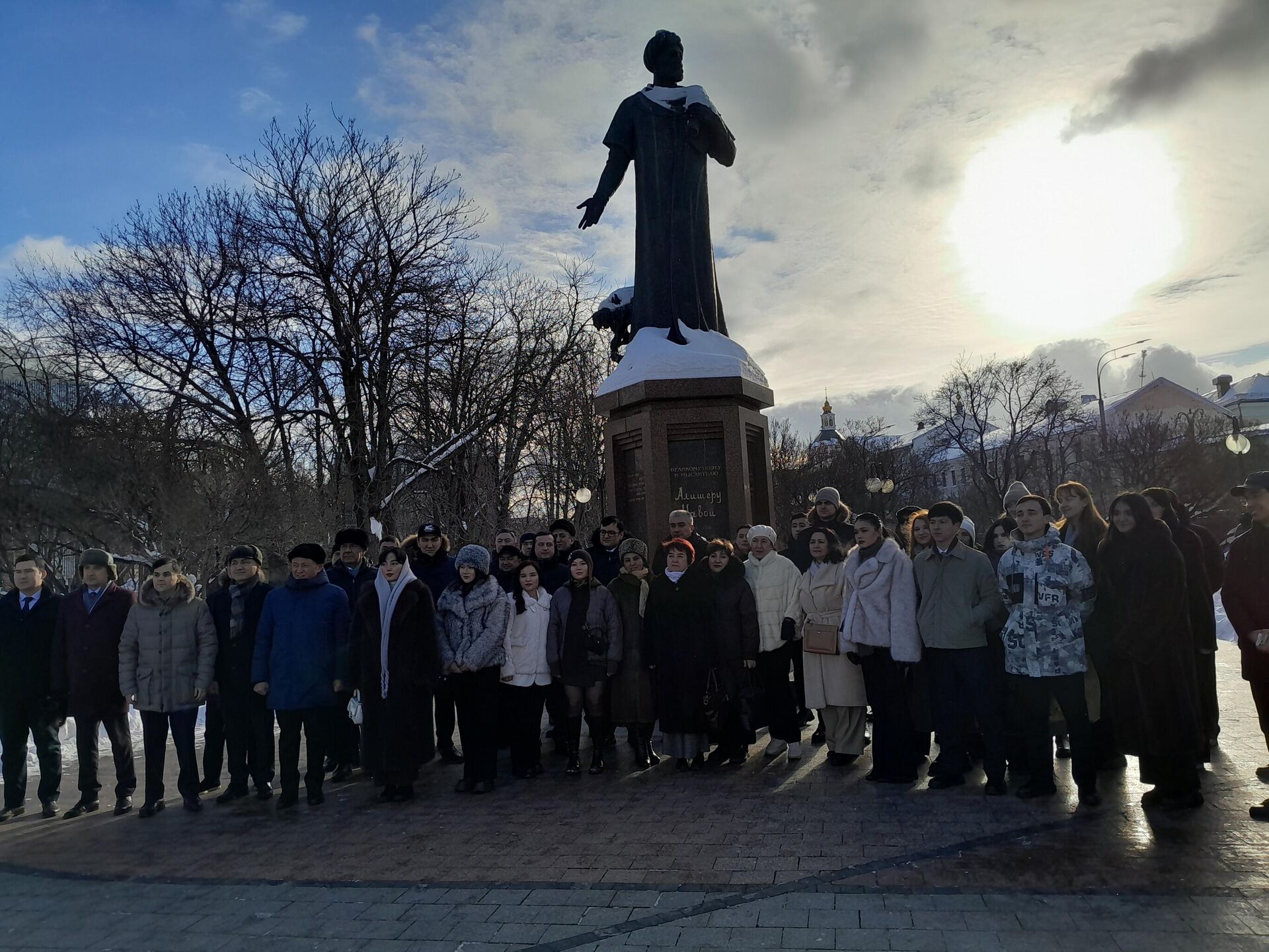 Возложение цветов к подножию памятника Алишеру Навои в центре Москвы - Sputnik Ўзбекистон, 1920, 10.02.2026