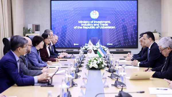 Лазиз Кудратов провёл встречу с Президентом Asian Infrastructure Investment Bank Цзоу Цзяи - Sputnik Ўзбекистон