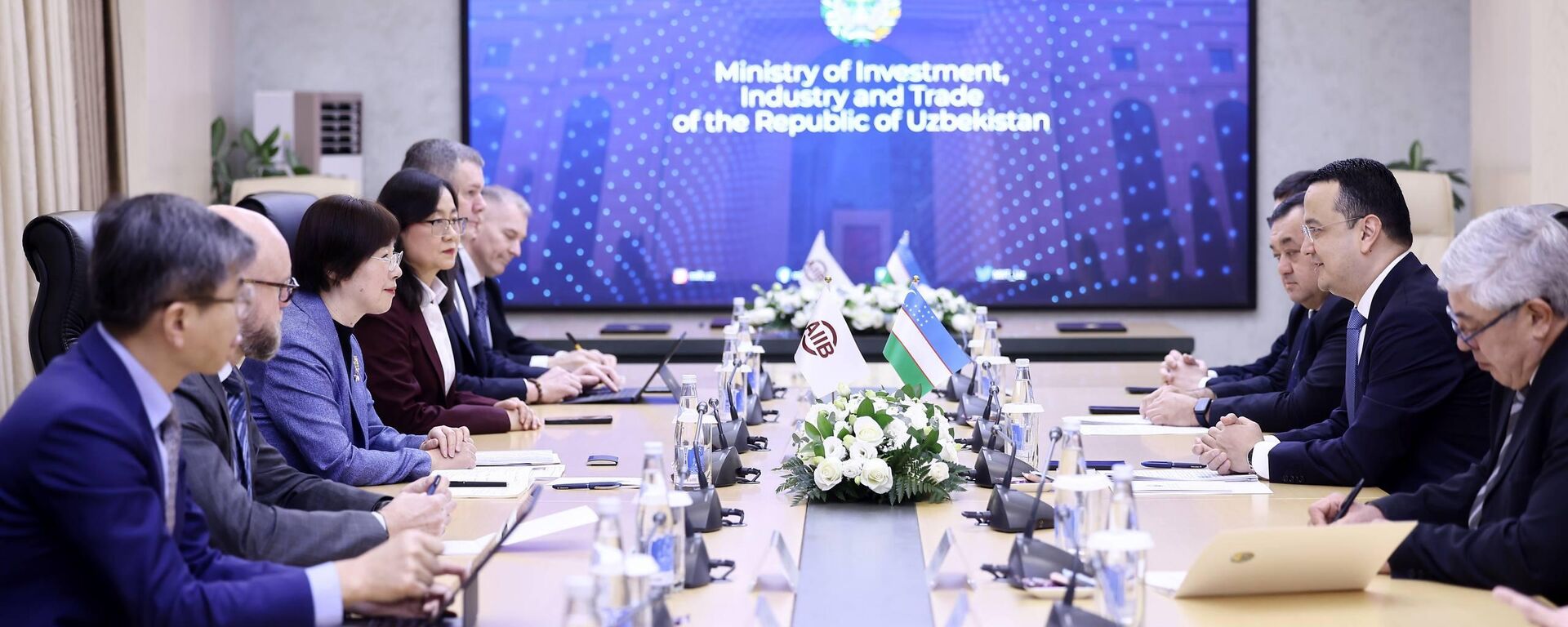 Лазиз Кудратов провёл встречу с Президентом Asian Infrastructure Investment Bank Цзоу Цзяи - Sputnik Ўзбекистон, 1920, 10.02.2026