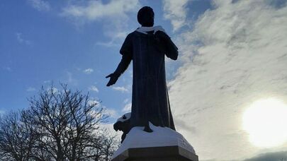 Памятник Алишеру Навои в Москве