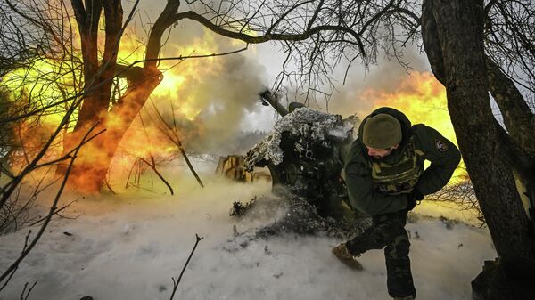 Боевая работа расчета гаубицы Д-30 спецназа Ахмат на Сумском направлении - Sputnik Узбекистан