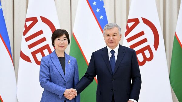 Шавкат Мирзиёев принял делегацию AIIB во главе с его президентом Цзоу Цзяи - Sputnik Ўзбекистон
