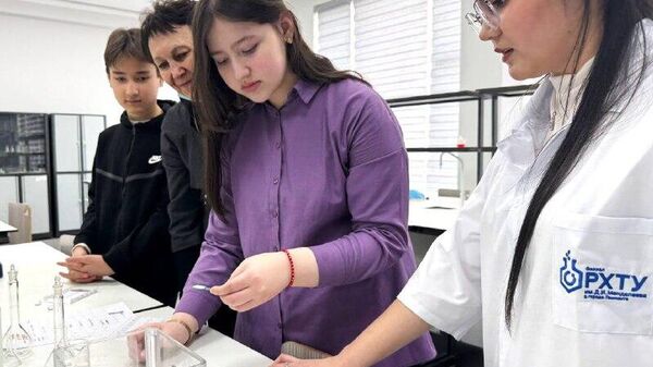 День российской науки отметили в школах Ташкента - Sputnik Узбекистан