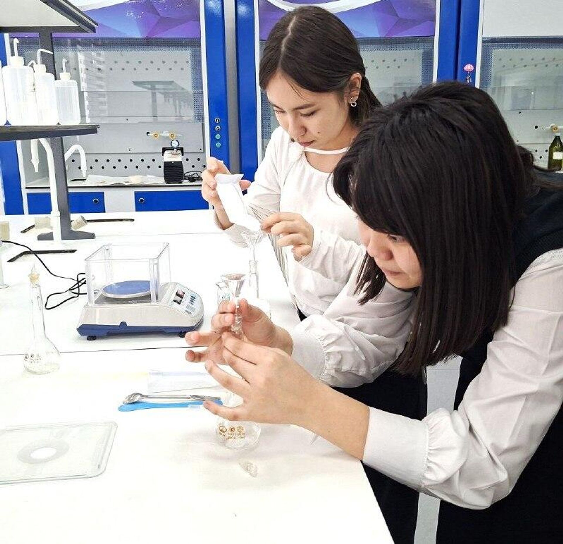 День российской науки отметили в школах Ташкента - Sputnik Узбекистан, 1920, 10.02.2026