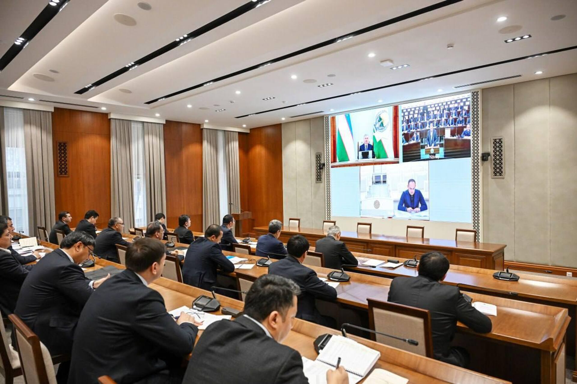 Шавкат Мирзиёев провел совещание,  посвященное задачам по социально-экономическому развитию Навоийской области. - Sputnik Узбекистан, 1920, 11.02.2026