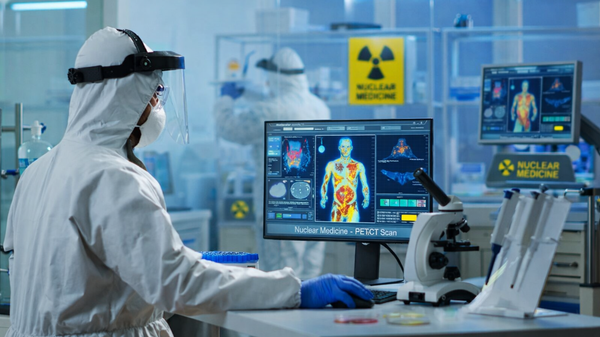 Ученый в лаборатории ядерной медицины - Sputnik Узбекистан