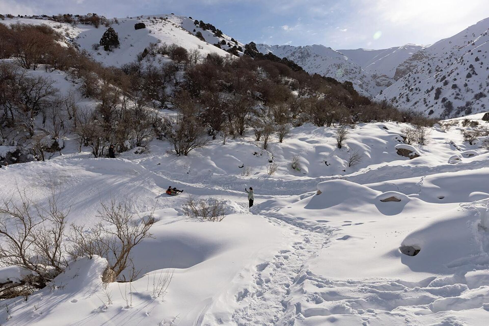 Фаол дам олишдан сўнг меҳмонлар спа-марказларда ҳордиқ чиқариб, каминонли ресторанларда илиқ муҳитдан завқ олишлари мумкин. - Sputnik Ўзбекистон, 1920, 12.02.2026