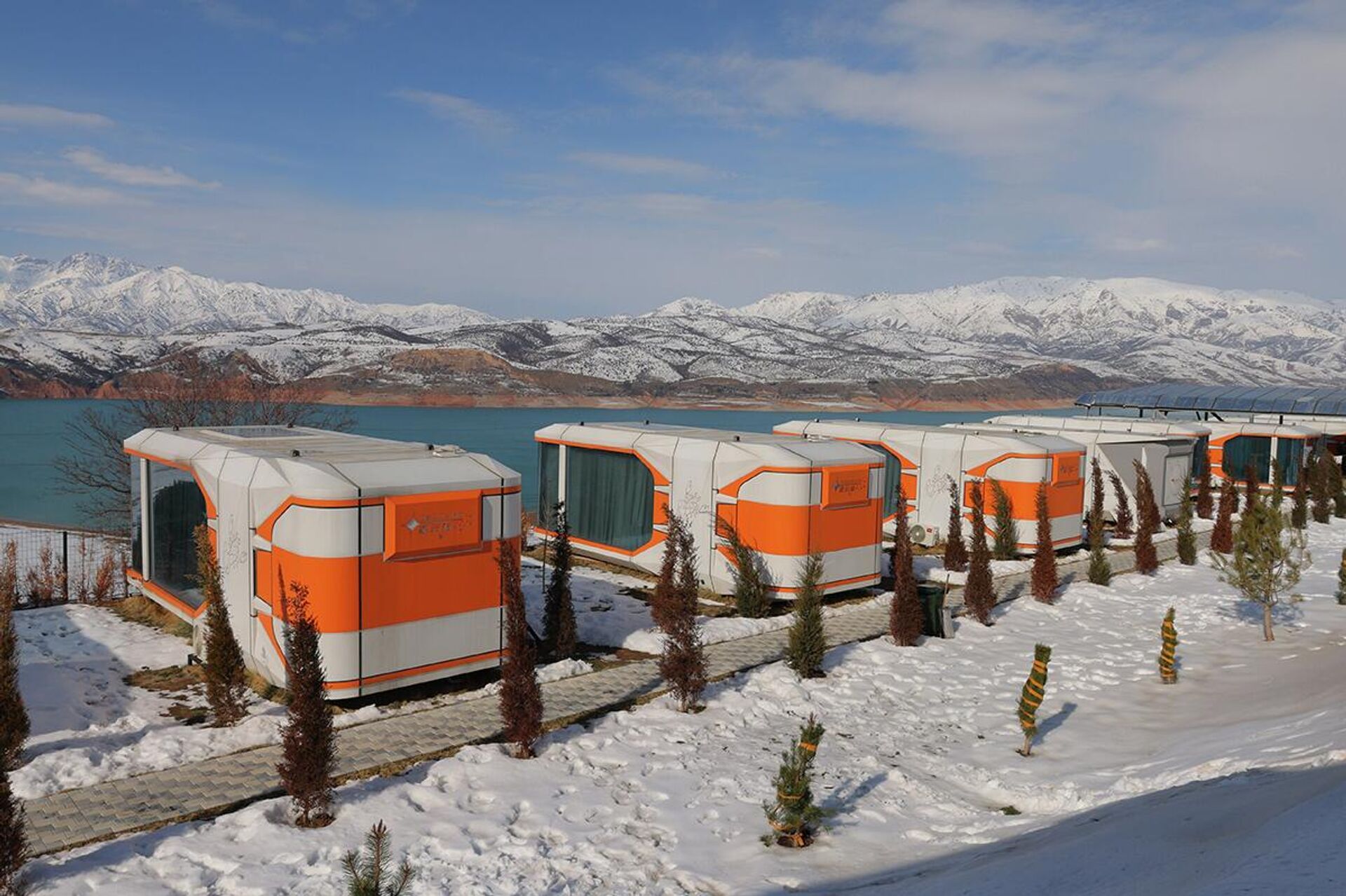 Бўстонлиқнинг бориш қийин бўлган сокин гўшасида келажак меҳмонхонаси қад ростлаган. Чимён бағридаги ушбу кўчма модулли капсулалар худди фантастик фильмлардан чиққандек. Деразадан боққанда эса Чорвоқнинг мовий сувлари ва мағрур тоғлар кўз олдингизда намоён бўлади. Табиат ва технологиянинг бундай уйғунлиги сизга унутилмас хотирлар тақдим этади. - Sputnik Ўзбекистон, 1920, 12.02.2026