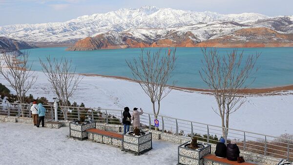Қиш мавсумида кузатув майдончасидан Чорвоқ сув омборининг кўриниши. - Sputnik Ўзбекистон