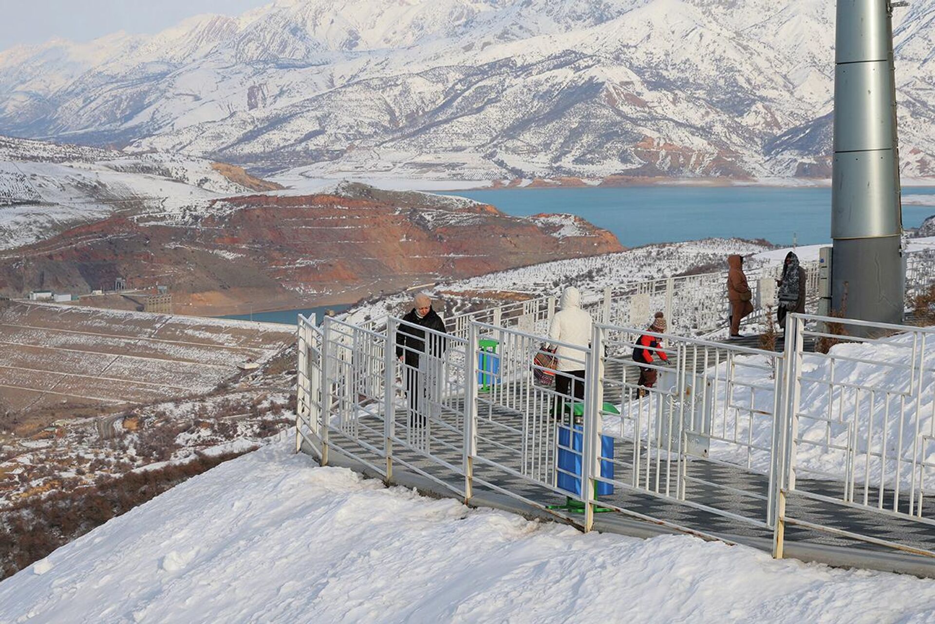 Чиноркентнинг кузатув террасасиидан кўринадиган қишки тоғ манзараси.
 - Sputnik Ўзбекистон, 1920, 12.02.2026