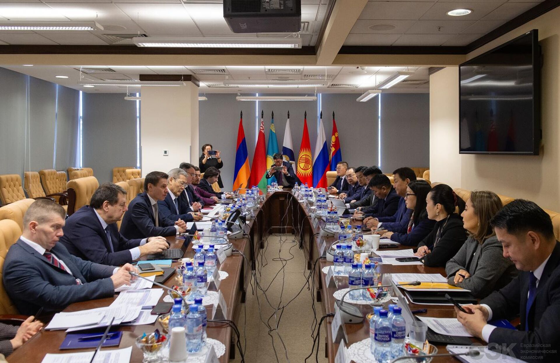 Министр по торговле ЕЭК Андрей Слепнев встретился с руководителями министерств и ведомств Монголии.  - Sputnik Узбекистан, 1920, 12.02.2026