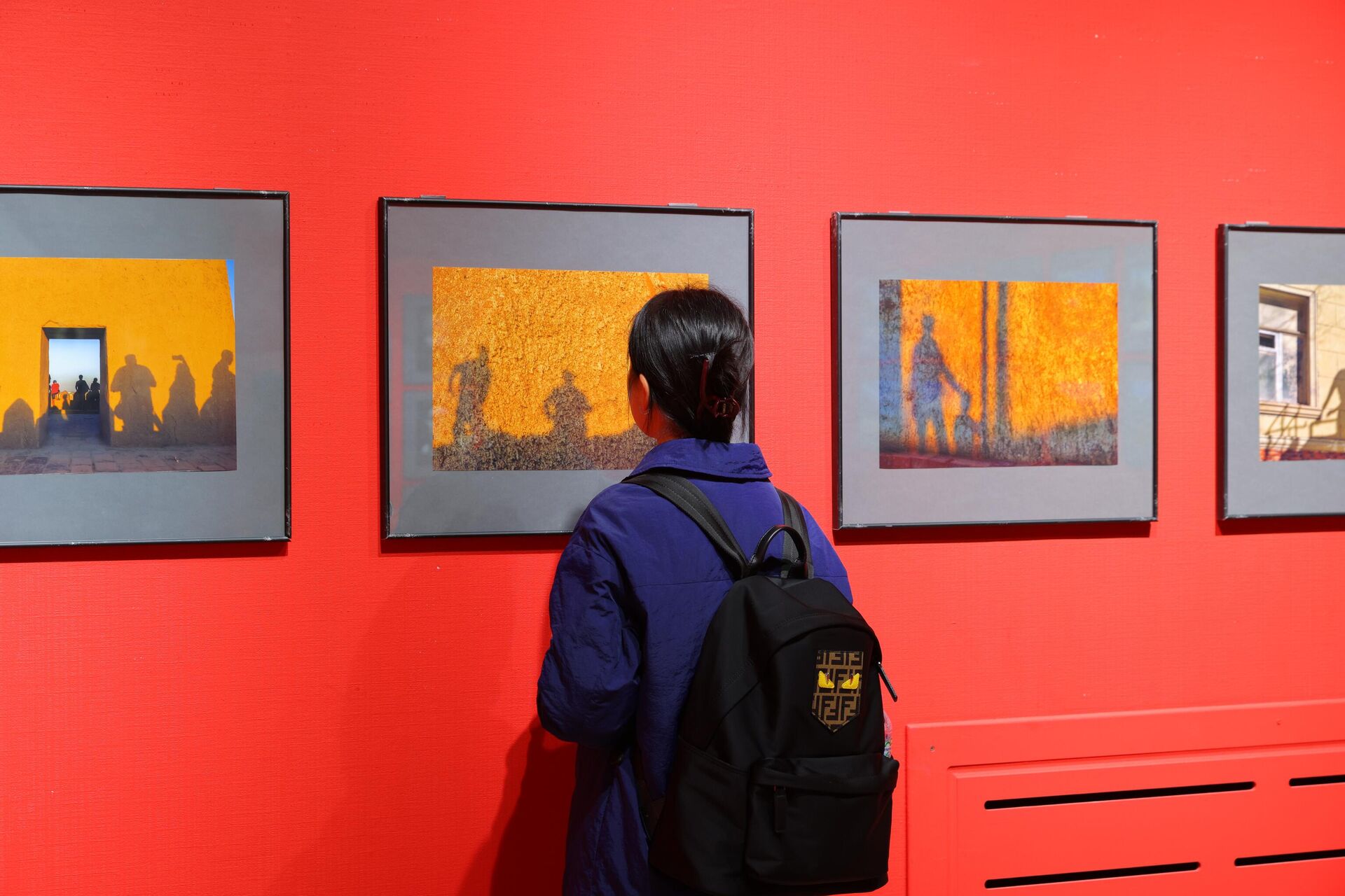 Тошкент Фотосуратлар уйида фотороссомлар ва ҳаваскорлар қўшма кўргазмаси очилди - Sputnik Ўзбекистон, 1920, 12.02.2026