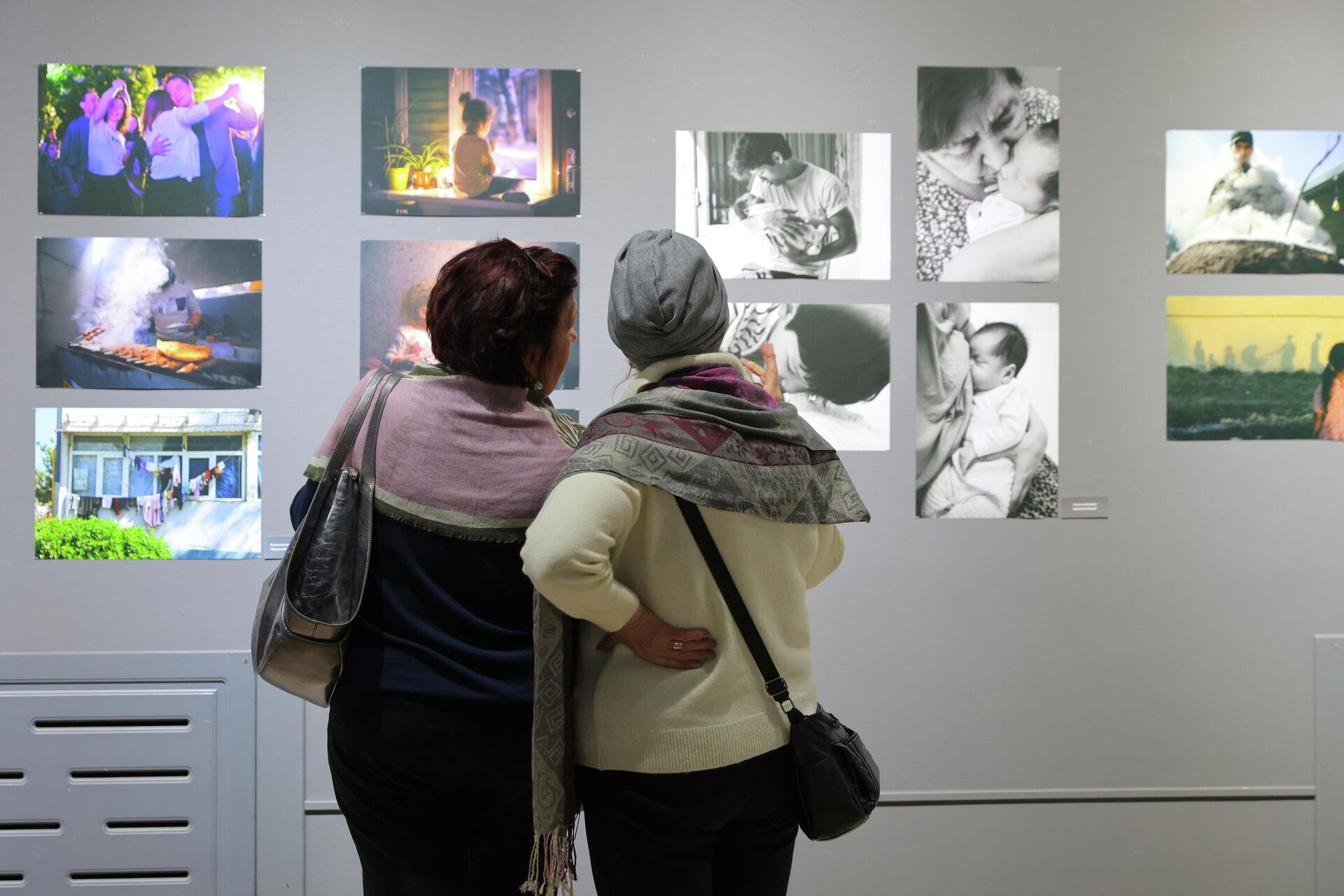 Тошкент Фотосуратлар уйида фотороссомлар ва ҳаваскорлар қўшма кўргазмаси очилди - Sputnik Ўзбекистон, 1920, 12.02.2026