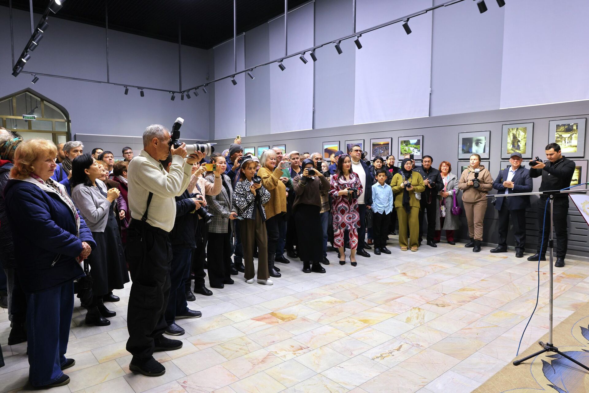 Тошкент Фотосуратлар уйида фотороссомлар ва ҳаваскорлар қўшма кўргазмаси очилди - Sputnik Ўзбекистон, 1920, 12.02.2026