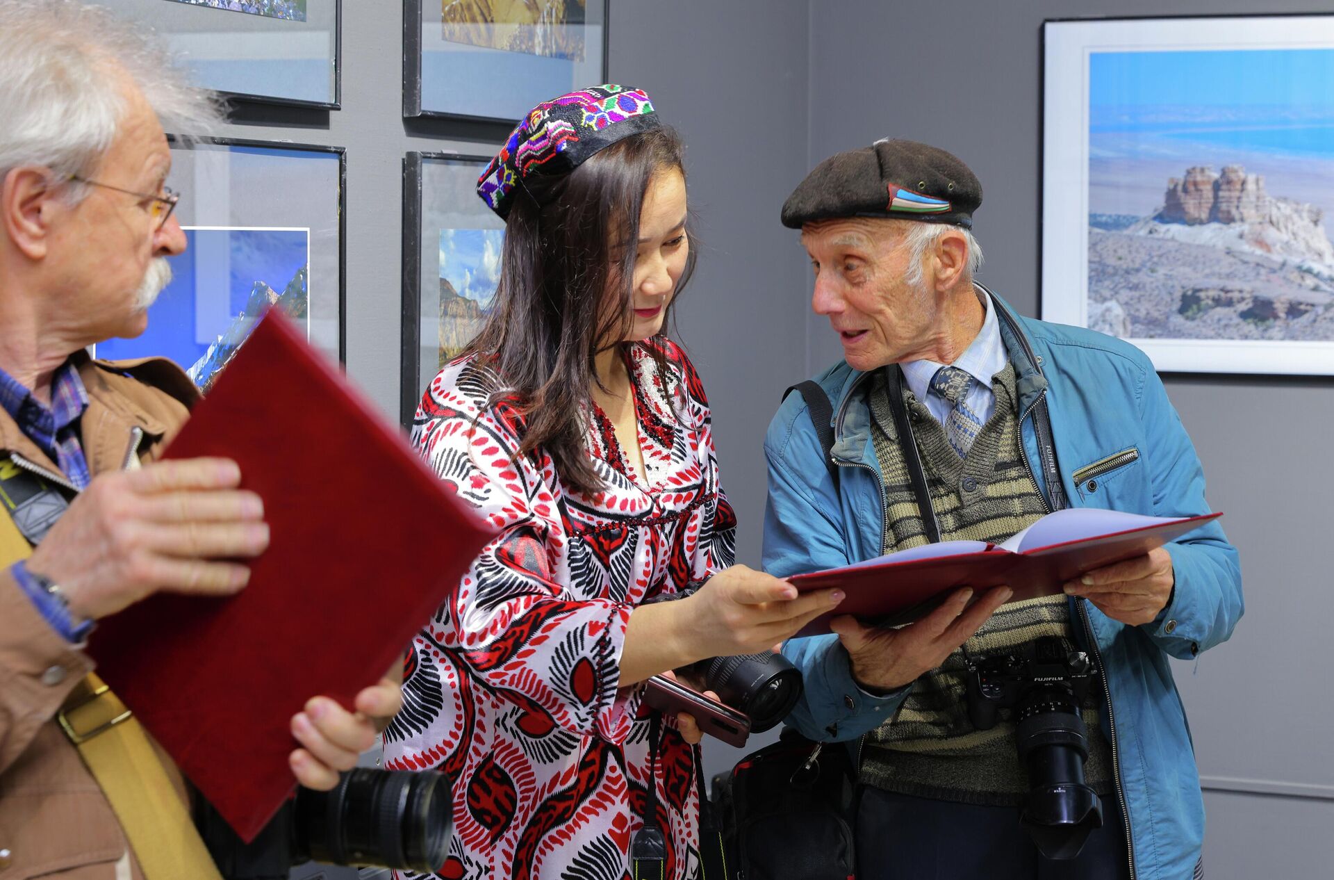 Тошкент Фотосуратлар уйида фотороссомлар ва ҳаваскорлар қўшма кўргазмаси очилди - Sputnik Ўзбекистон, 1920, 12.02.2026