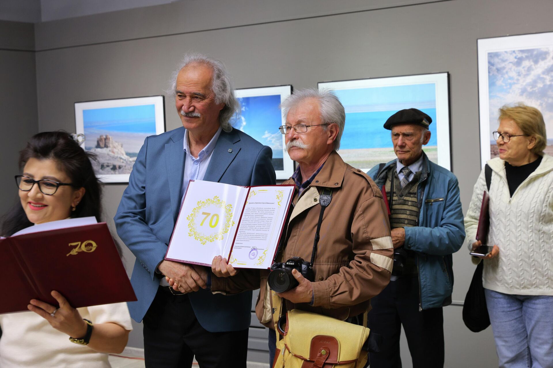 Тошкент Фотосуратлар уйида фотороссомлар ва ҳаваскорлар қўшма кўргазмаси очилди - Sputnik Ўзбекистон, 1920, 12.02.2026