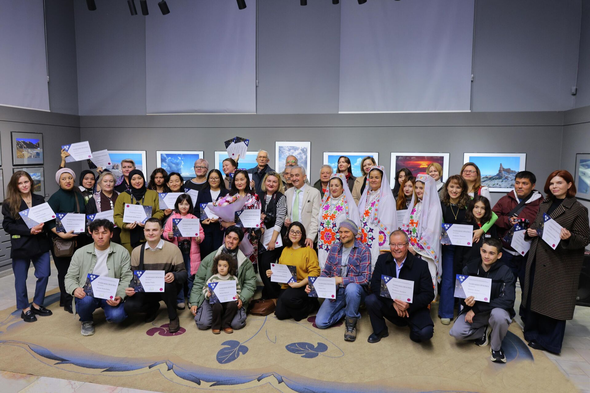 Тошкент Фотосуратлар уйида фотороссомлар ва ҳаваскорлар қўшма кўргазмаси очилди - Sputnik Ўзбекистон, 1920, 12.02.2026