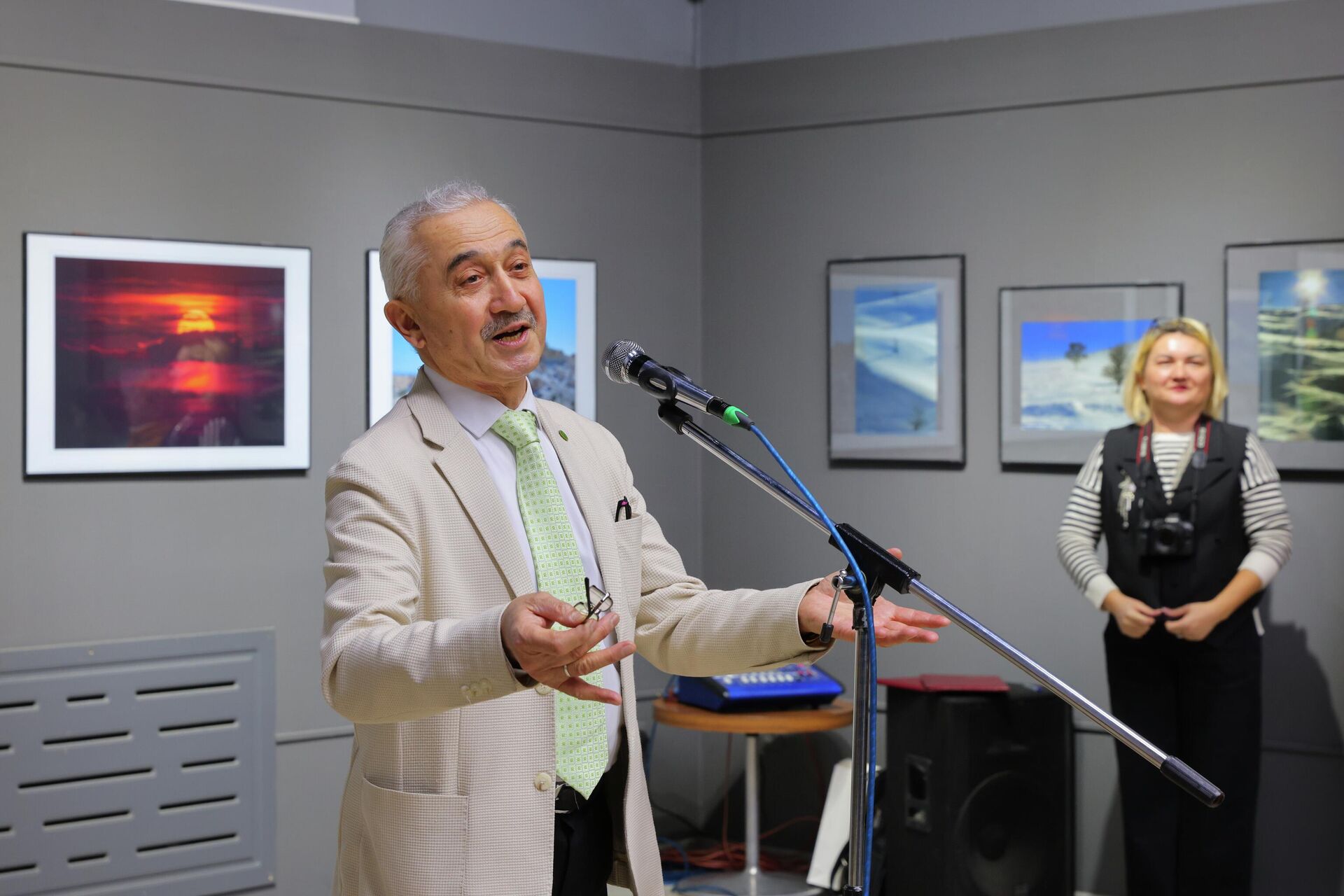 Тошкент Фотосуратлар уйида фотороссомлар ва ҳаваскорлар қўшма кўргазмаси очилди - Sputnik Ўзбекистон, 1920, 12.02.2026