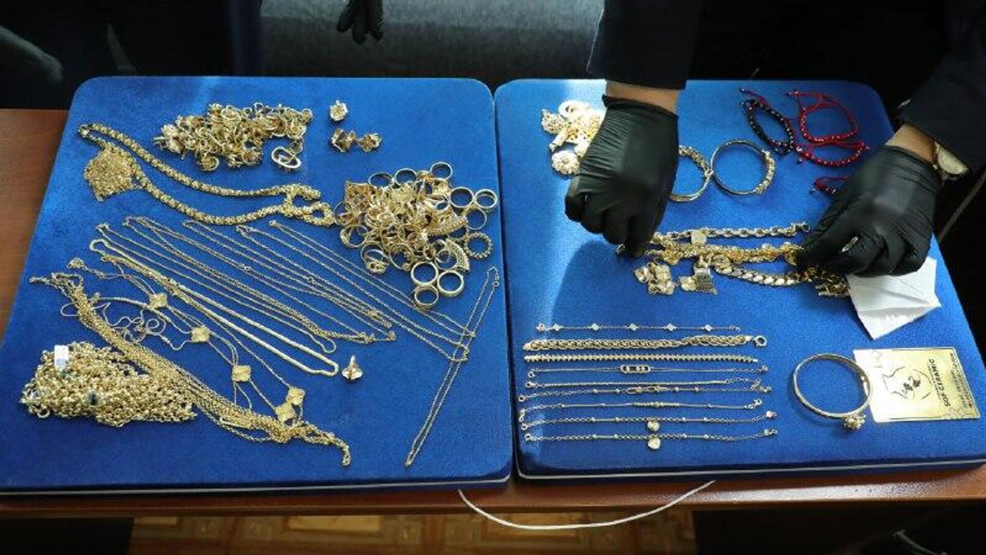 🟠 Таможенники пресекли в аэропорту Ташкента контрабанду ювелирных изделий 🟠 Таможенники пресекли в аэропорту Ташкента контрабанду ювелирных изделий - Sputnik Узбекистан, 1920, 12.02.2026
