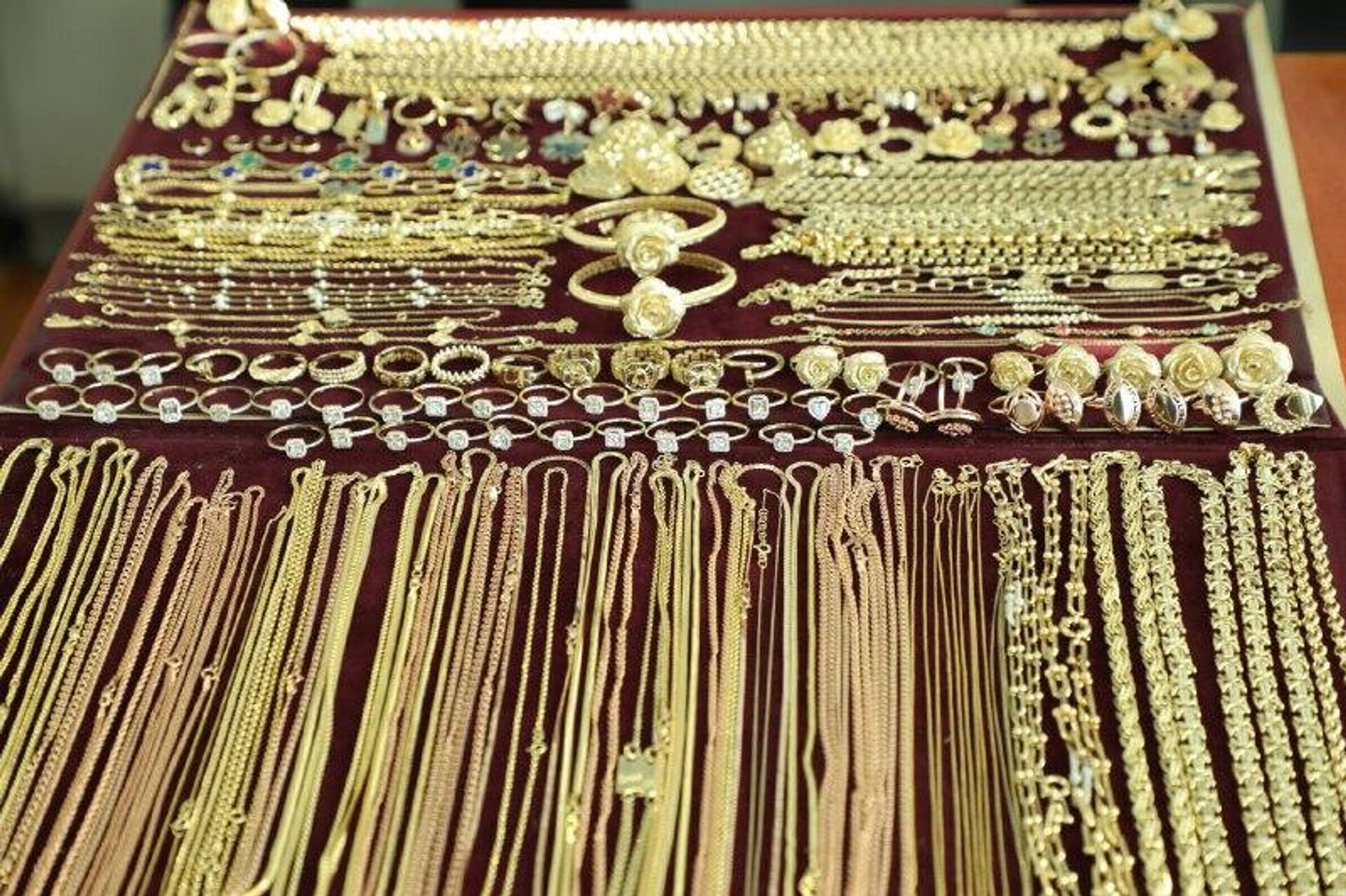 🟠 Таможенники пресекли в аэропорту Ташкента контрабанду ювелирных изделий 🟠 Таможенники пресекли в аэропорту Ташкента контрабанду ювелирных изделий - Sputnik Узбекистан, 1920, 12.02.2026