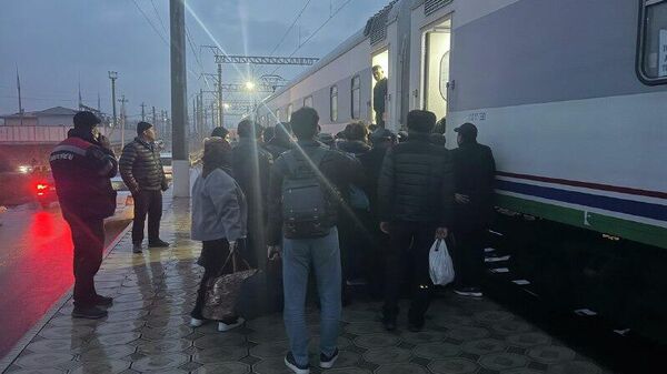 Из-за перекрытия перевала Камчик открыли дополнительные железнодорожные рейсы - Sputnik Узбекистан